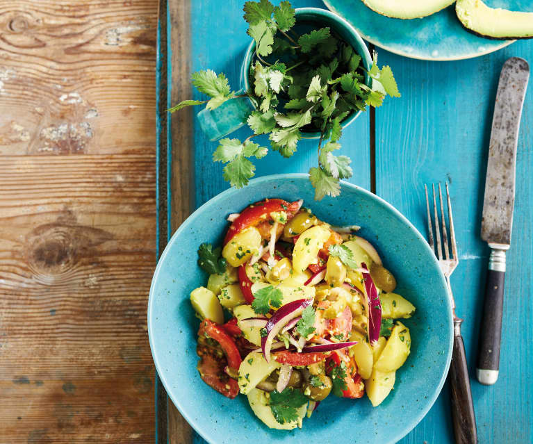 Salada de batata nova com molho de coentros e abacate