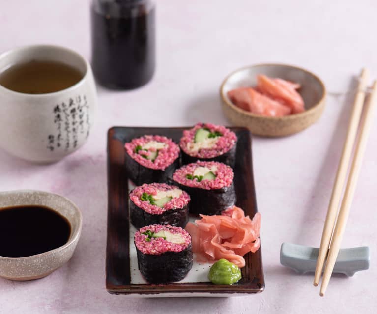 Różowe sushi z komosy ryżowej z omletem Tamago