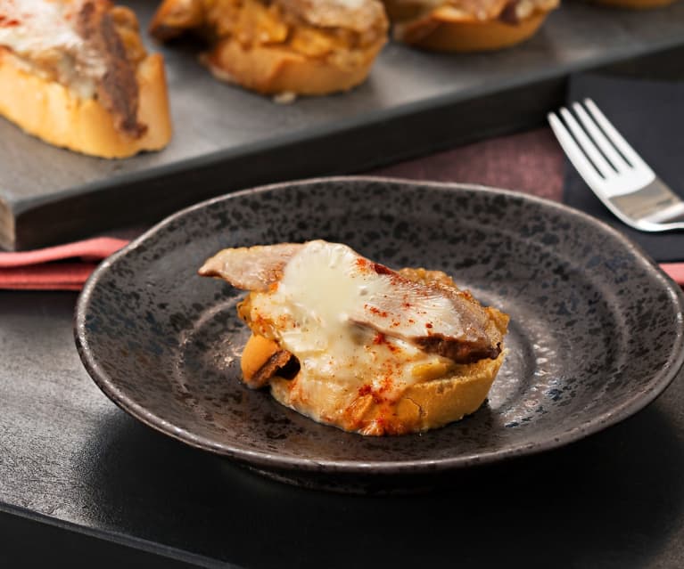 Tosta de cebolla caramelizada, secreto ibérico y torta del casar