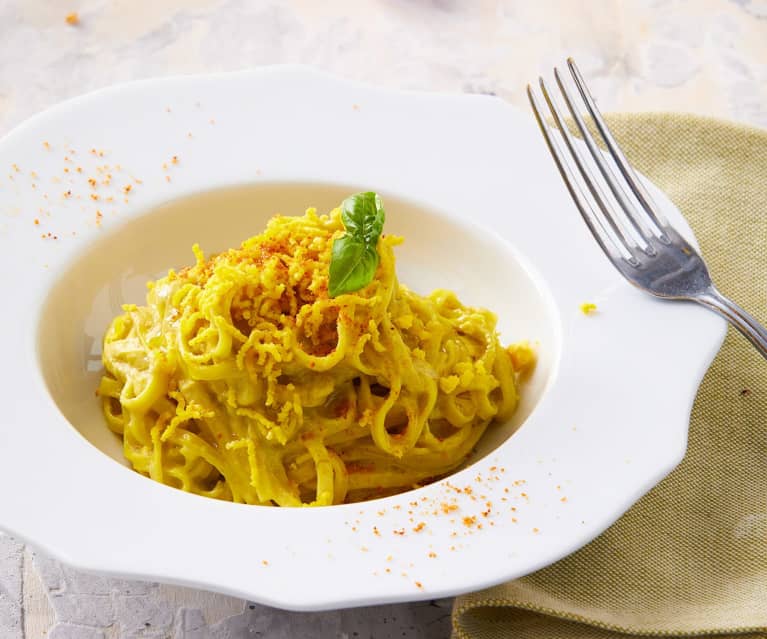 Nidi di tagliolini in salsa di carciofi e bottarga con riccioli di tuorli