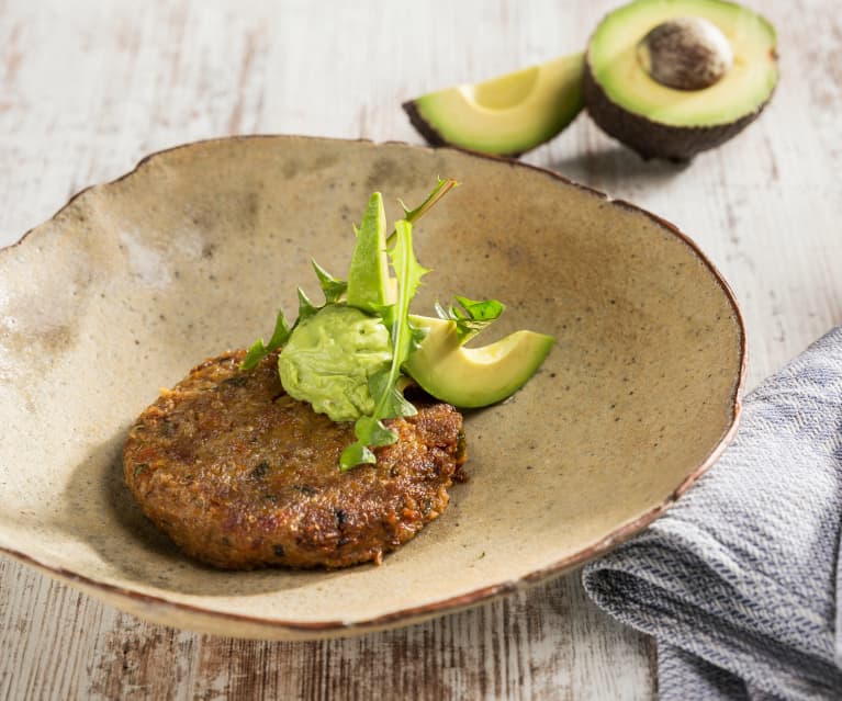 Bohnen-Quinoalaibchen mit Guacamole