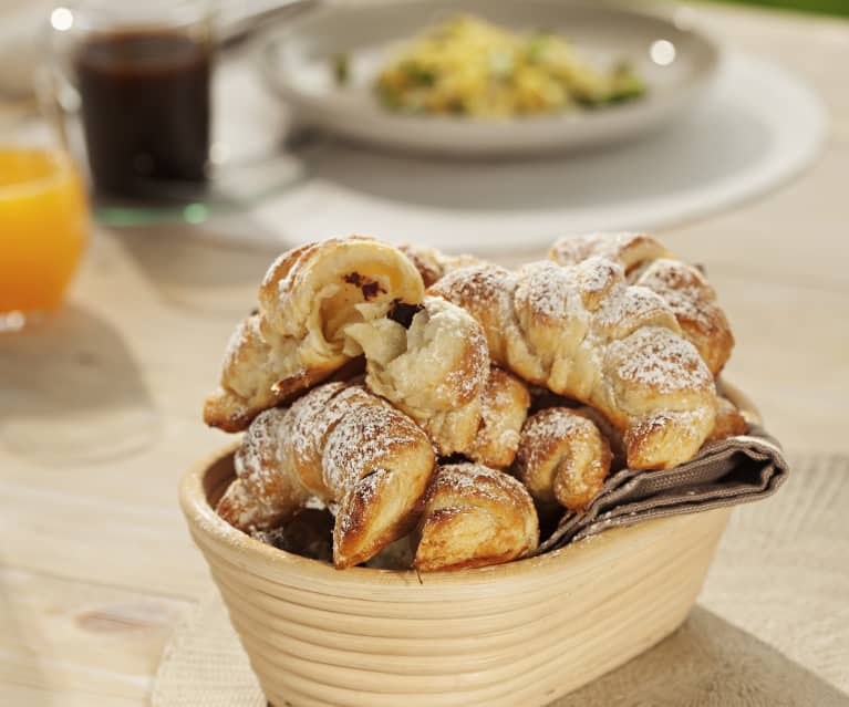 Croissants de hojaldre rellenos de chocolate - Cookidoo® – la plataforma de  recetas oficial de Thermomix®