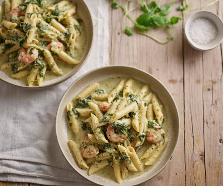 Pasta con salsa de calabacín, langostinos y espinacas