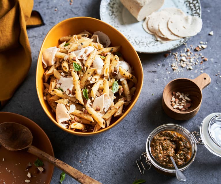 Salada de penne com pesto rosso e fiambre de aves caseiro