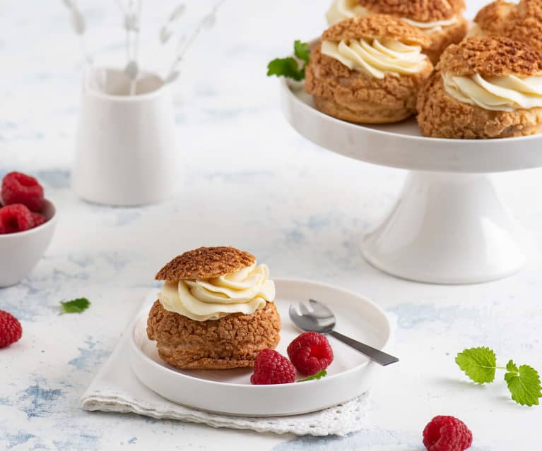 Fastelavnsbolle med hindbær og hvid chokoladecreme