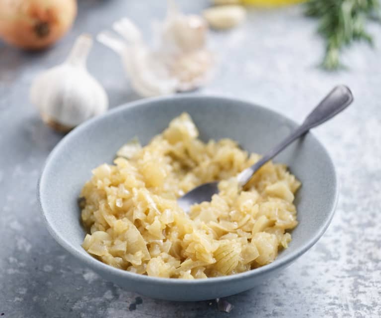 Zwiebeln und Knoblauch andünsten (200 g)