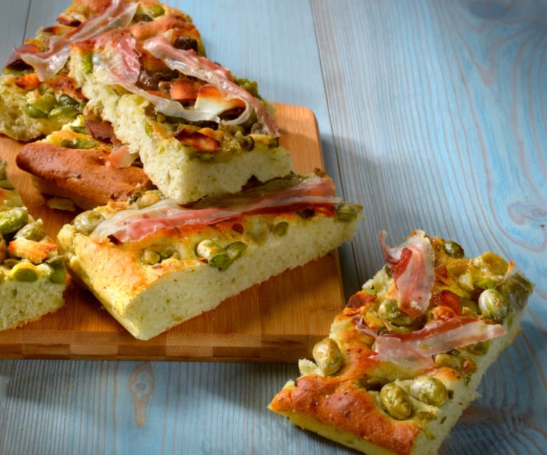 Focaccia fave, pancetta e pecorino