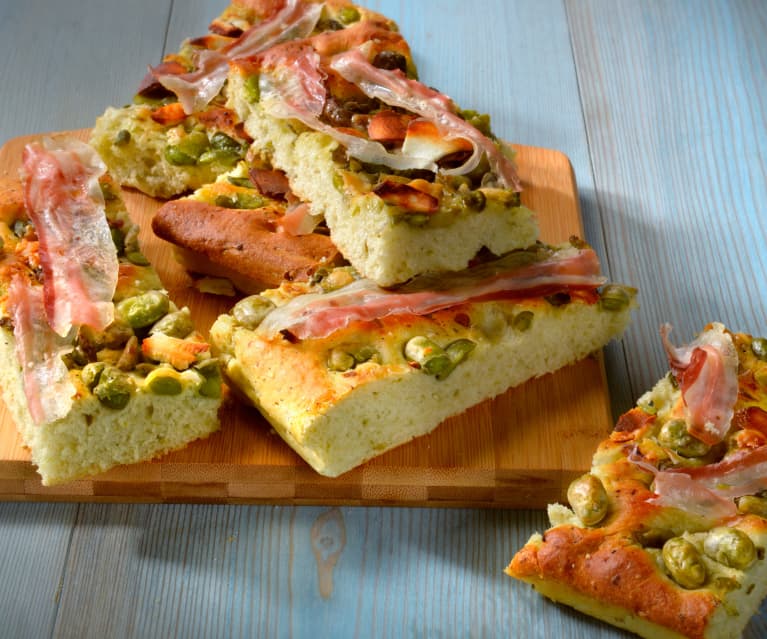 Focaccia aux fèves, pancetta et pecorino