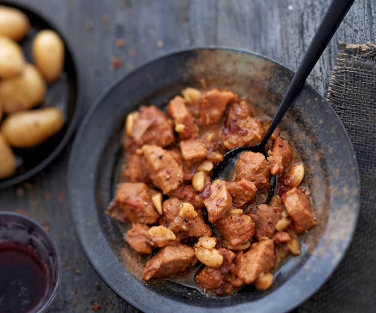 Tajine de poulet aux oignons confits, raisins secs et pistaches