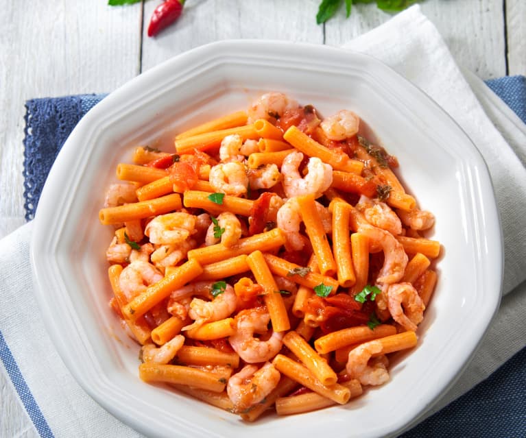 Pasta rossa con gamberetti e pomodorini