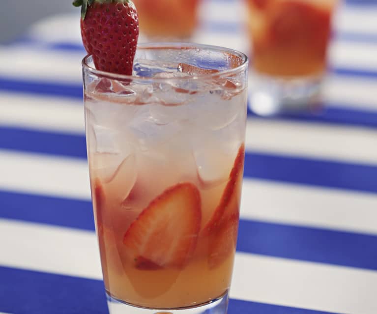 Strawberry gin fizz