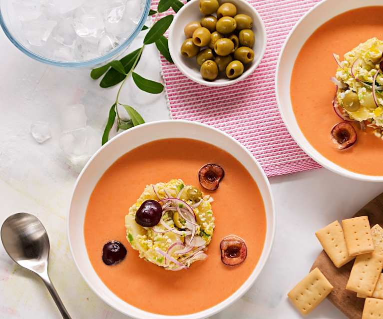 Ajoblanco al tomate con ensalada de patata y cerezas