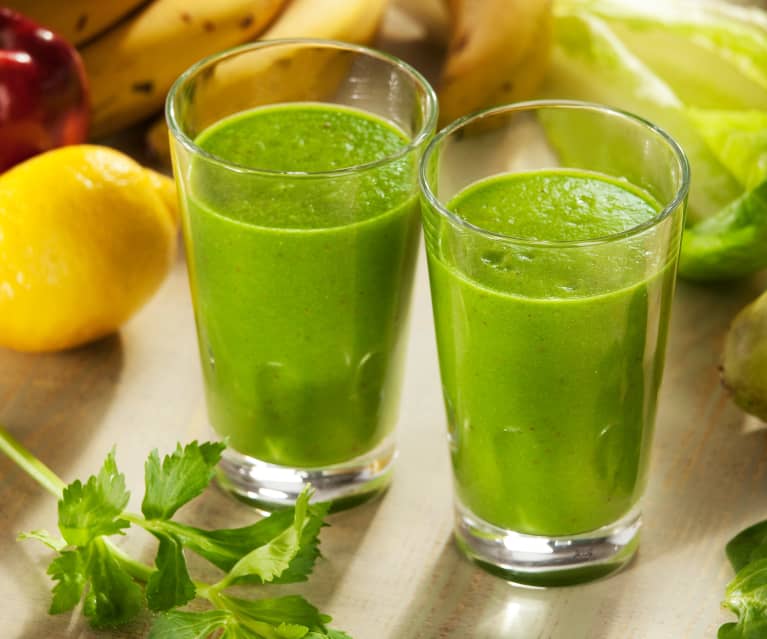 Smoothie de espinacas, lechuga, apio y frutas