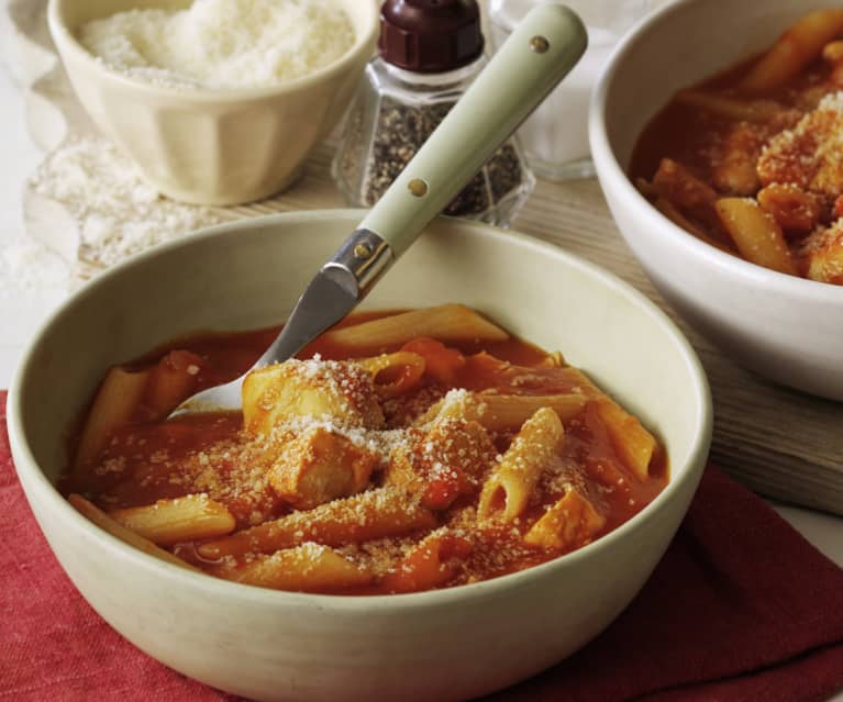 Macarrones y pollo con salsa barbacoa