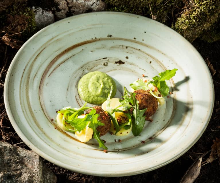 Lammbällchen mit Erdäpfel-Röhrlsalat und Kerbelsauce