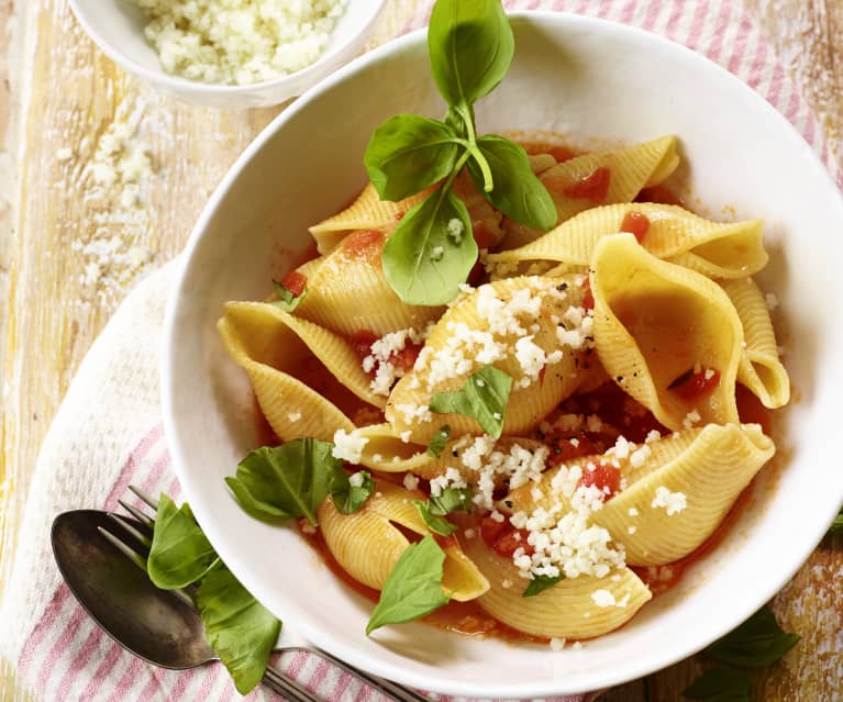 Conchiglie mit frischer Tomatensauce und Ziegenkäse