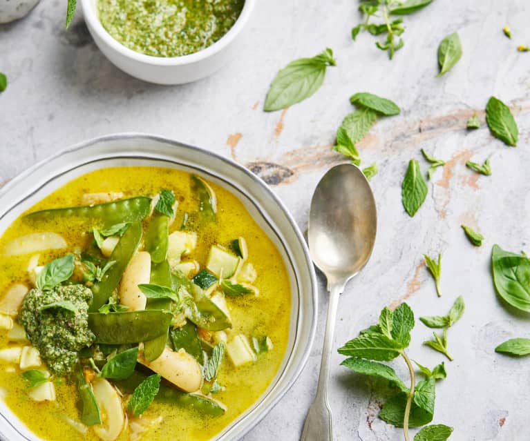 Sopa primavera com pesto de hortelã