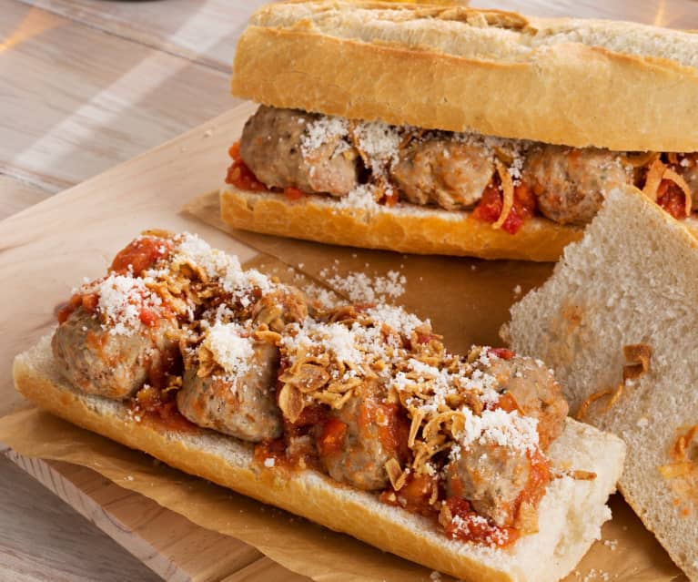 Bocadillo de albóndigas con salsa rústica