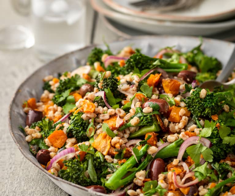 Speltsallad med rostad sötpotatis och broccoli