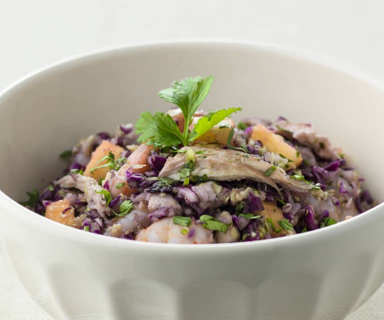 Salada de frango e camarão com couve