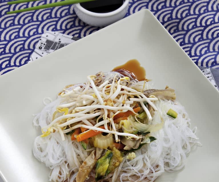 Stir-fried noodles with vegetables