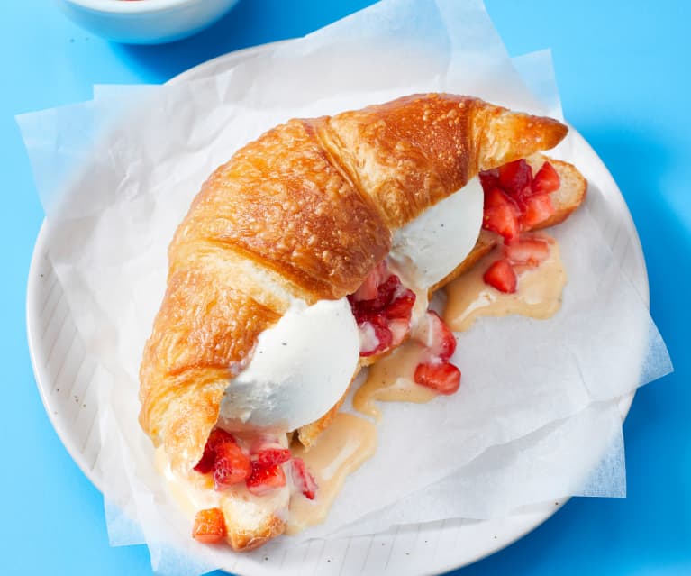 Eis-Croissant mit Erdbeeren - Cookidoo® – the official Thermomix ...