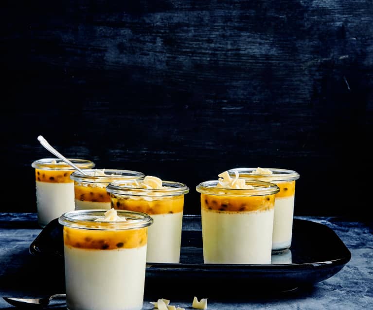 Weisse Schokolade-Panna-cotta mit Passionsfrucht. - Cookidoo® – das ...