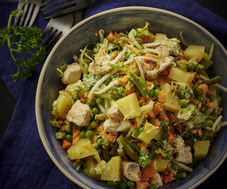 Ensalada de patata y verduras con pollo