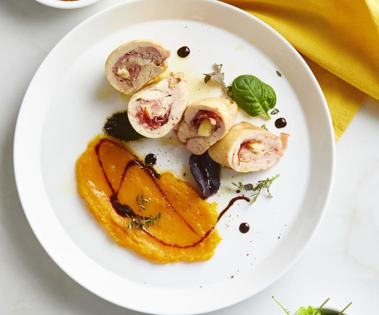 Rotolini di pollo e speck sottovuoto con purea di zucca 