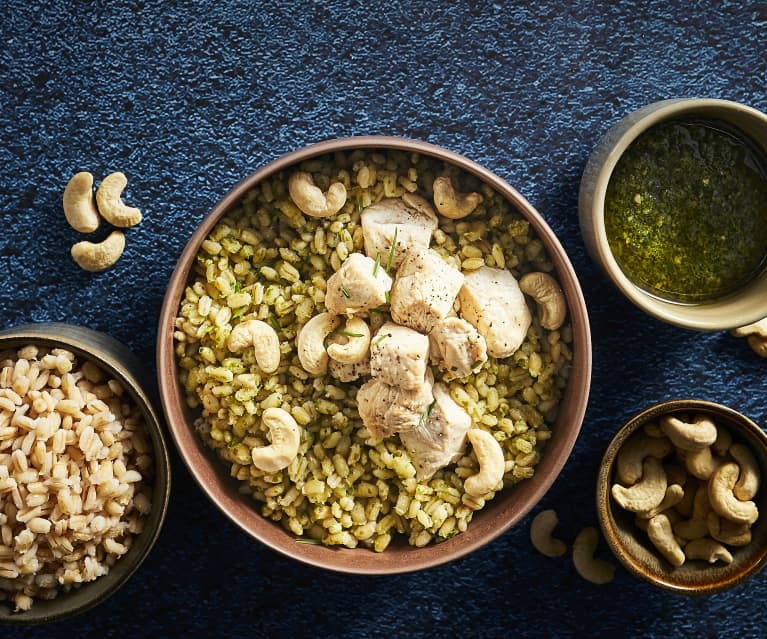 Orzo con pollo al miele con pesto