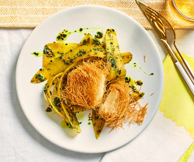 Gebackener Halloumi im Kateifi-Teig mit gelbem Möhrensalat