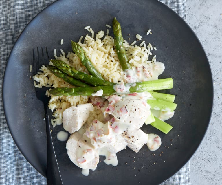 Poulet et asperges vapeur, riz et sauce au vin blanc