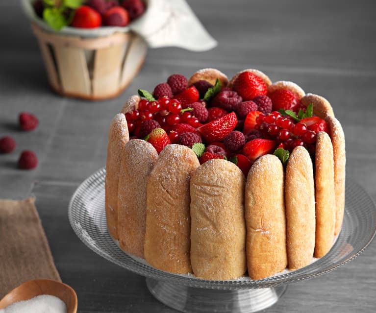 Charlota de chocolate con fresas y frutos rojos