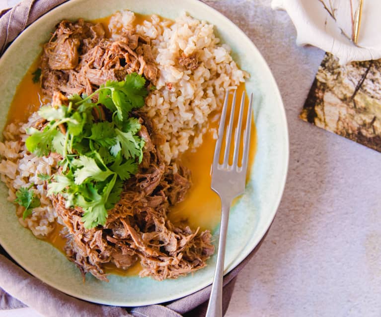 Chambão estufado com creme de coco e tandoori e arroz integral de erva-príncipe