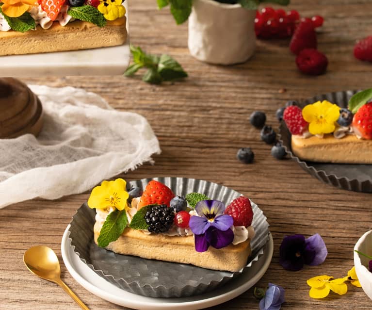 Moelleux hibiscus, crème fouettée, fleurs et fruits frais