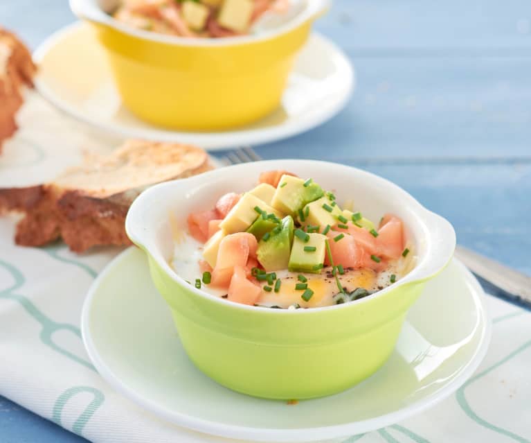 Huevos en cocotte con espinacas, queso, salmón y aguacate