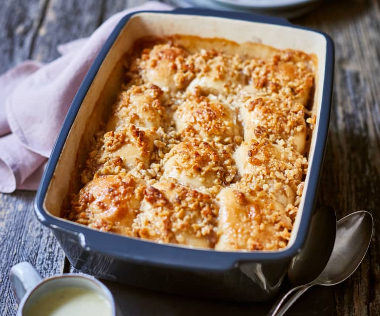 Gefüllte Buchteln mit Walnuss-Honig-Kruste und Vanillesauce