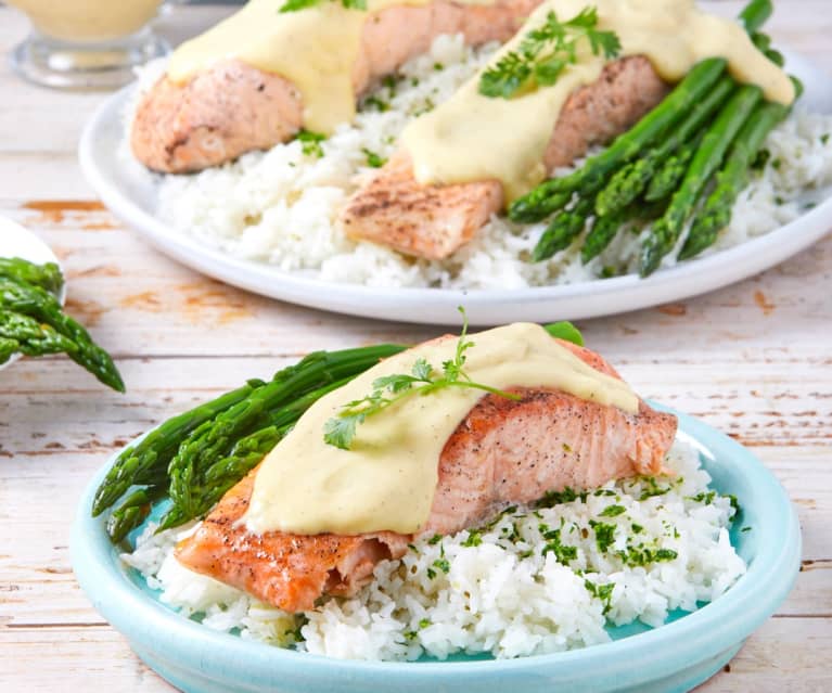 Salmón con salsa holandesa, espárragos y arroz