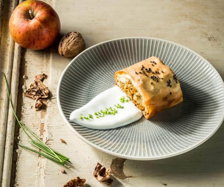 Krautstrudel mit Äpfeln und Walnüssen