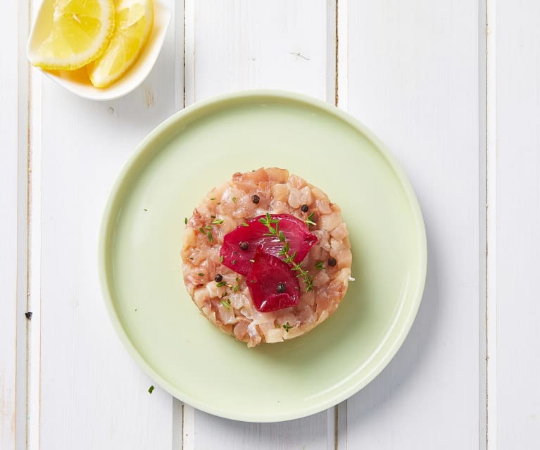 Tartare di palamita con cipolle caramellate, miele e succo di limone