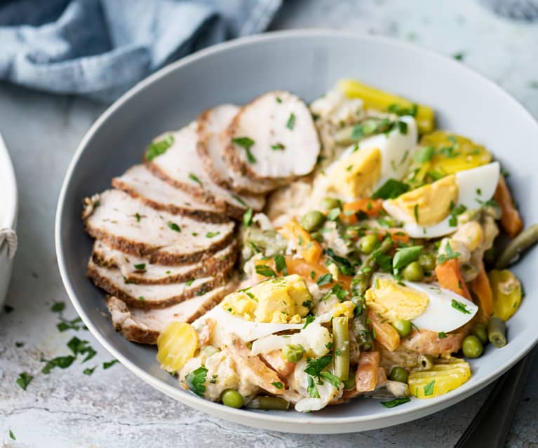 Suprême de dinde sauce chimichurri et salade de légumes variés