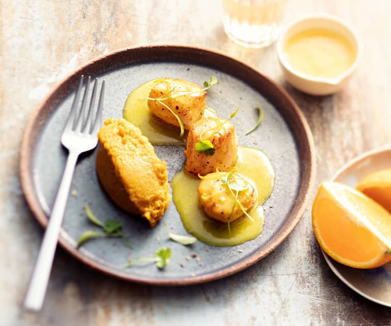 Poêlée de saint-jacques, purée de patate douce épicée et beurre d'orange