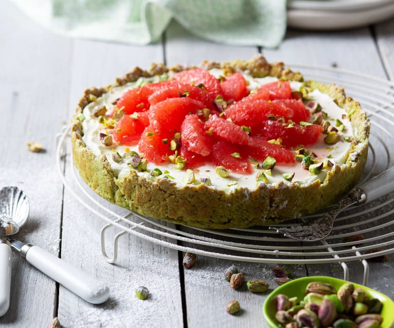 Tarta de yogur y queso con base de galleta y pistacho