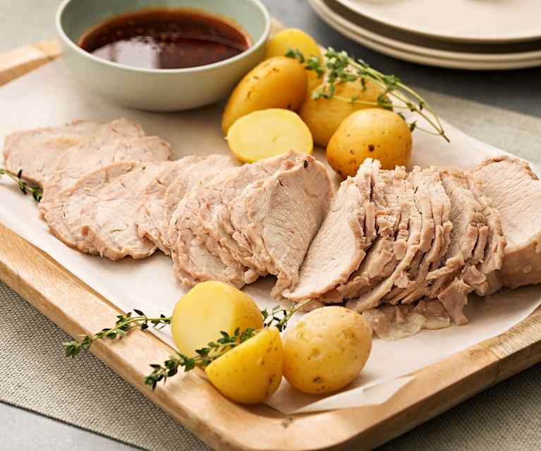 Lomo de cerdo a la sal con salsa de tomillo al pimentón