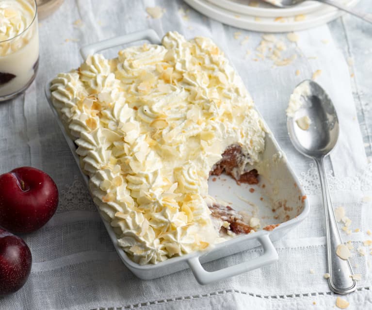 Gelatina de ciruela con bizcochos y crema de vainilla