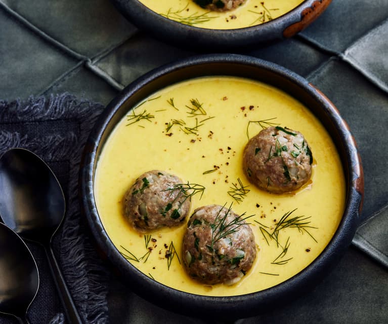 Senfgurken-Suppe mit Fleischbällchen