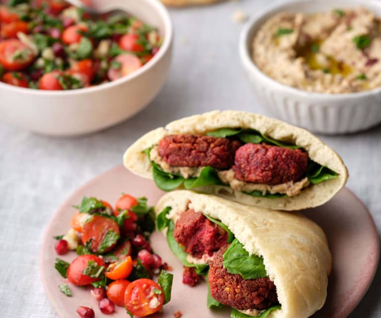 Falafel Harissa cu sfeclă roșie; Humus condimentat cu sumac; salată de roșii și rodii cu pitta perfectă