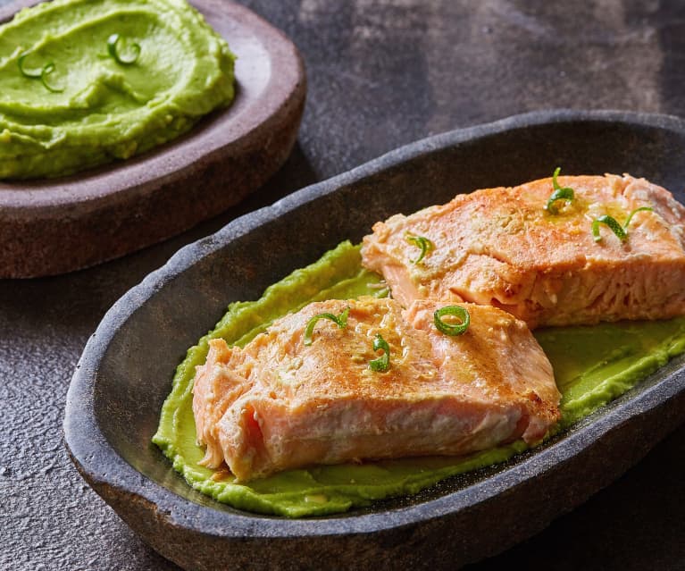 Sous vide salmon with avocado cream (TM5)