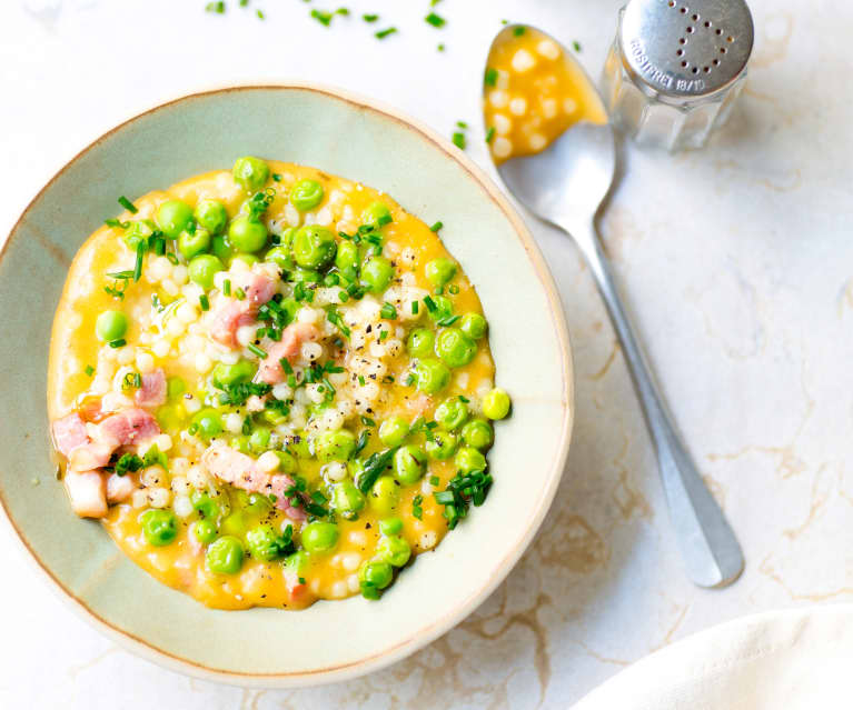 Fregola sarda, tomates, lardons et petits pois