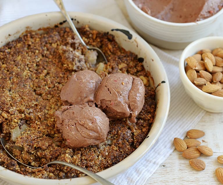 Apple crisp con helado de banana y frutilla